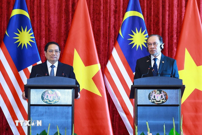 Quan hệ Việt Nam-Malaysia bền về chính trị, mạnh về kinh tế, sâu sắc về văn hóa ttxvn-thu-tuong-pham-minh-chinh-thu-tuong-malaysia-gap-go-bao-chi-1.jpg