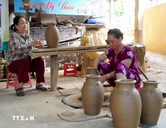 কারিগররা কাদামাটি থেকে ঐতিহ্যবাহী সিরামিক পণ্য তৈরি করে। (ছবি: লে ফুওক নোগক/ভিএনএ) ttxvn-nghe-gom-my-thien-3.jpg