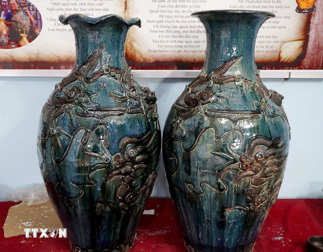 আমার Thien সিরামিক পণ্য. (ছবি: Le Phuoc Ngoc/VNA) ttxvn-nghe-gom-my-thien-2.jpg