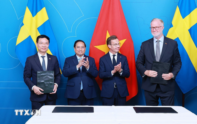 Thủ tướng Phạm Minh Chính và Thủ tướng Thụy Điển Ulf Kristersson chứng kiến trao Thỏa thuận Đối tác chiến lược ngành về hợp tác khoa học, công nghệ, đổi mới sáng tạo và chuyển đổi số giữa Bộ Khoa học Công nghệ và Bộ Ngoại giao Thụy Điển. (Ảnh: Dương Giang/TTXVN) ttxvn-thu-tuong-pham-minh-chinh-hoi-dam-voi-thu-tuong-thuy-dien-2.jpg