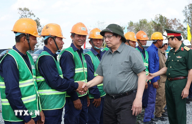 Thủ tướng Phạm Minh Chính thăm, động viên công nhân, kỹ sư thi công dự án đường bộ cao tốc Cần Thơ-Cà Mau đoạn qua thành phố Cà Mau. (Ảnh: Dương Giang/TTXVN) ttxvn-thu-tuong-cao-toc-can-tho-ca-mau-1.jpg