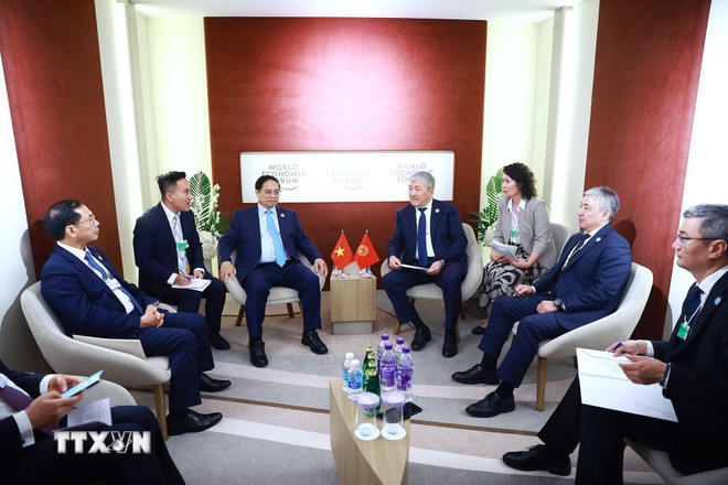 Thủ tướng Chính phủ Phạm Minh Chính gặp Thủ tướng Kyrgyzstan Thủ tướng Phạm Minh Chính gặp Thủ tướng Kyrgyzstan Adylbek Kasimalyev. (Ảnh: Dương Giang/TTXVN)