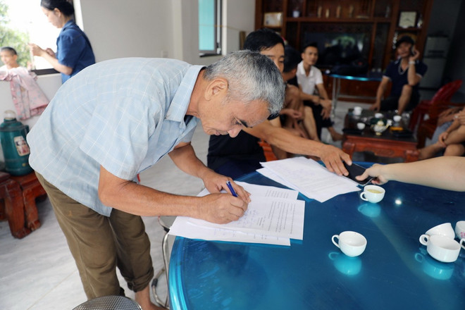 Phụ huynh ký đơn gửi các cơ quan chức năng kiến nghị và yêu cầu làm rõ dấu hiệu sai phạm trong việc thu và nộp tiền bảo hiểm y tế tại Trường Trung học cơ sở Ngô Xá. (Ảnh: Tạ Toàn/TTXVN) bao-hiem-y-te.jpg