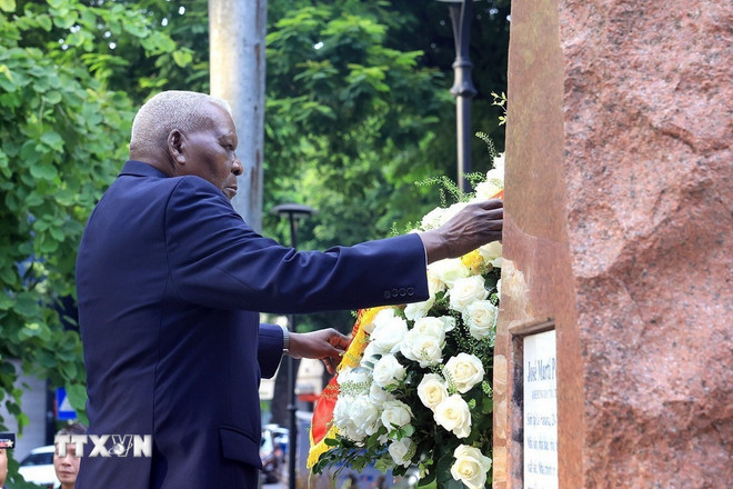 President of the National Assembly and President of the Council of State of Cuba Esteban Lazo Hernández lays a wreath at the Monument to Cuban National Hero José Marti Pérez. (Photo: Tuan Anh/VNA) ttxvn-chu-tich-quoc-hoi-cuba-dat-hoa-tuong-dai-jose-marti-1.jpg