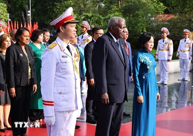 Cuban National Assembly President Esteban Lazo Hernández lays a wreath at the Monument to the Heroes and Martyrs. (Photo: Minh Duc/VNA) ttxvn-chu-tich-quoc-hoi-cuba-vieng-liet-sy-2.jpg