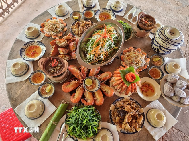 អាហារនៅរមណីយដ្ឋានទេសចរណ៍សហគមន៍ Con Chim ឃុំ Hoa Minh (Vinh Long)។ (រូបថត៖ VNA) ttxvn-du-lich-vinh-long-1.jpg