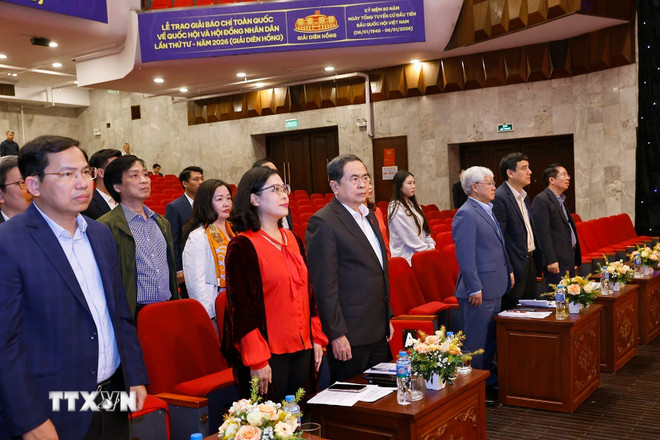 លោក ត្រឹន ថាញ់ ម៉ាន់ ប្រធានរដ្ឋសភា ចូលរួមការហាត់សមសម្រាប់ពិធីប្រគល់រង្វាន់ឌៀនហុងលើកទី៤។ (រូបថត៖ ដួន តាន់/VNA) ttxvn-chu-tich-quoc-hoi-tran-thanh-man-du-chuong-trinh-tong-duyet-le-trao-giai-dien-hong-2.jpg