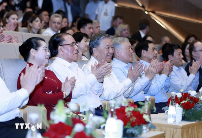 General Secretary To Lam and delegates attend the art program 'Song of Victory'. (Photo: Pham Kien/VNA) ttxvn-tong-bi-thu-chuong-trinh-nghe-thuat-1.jpg