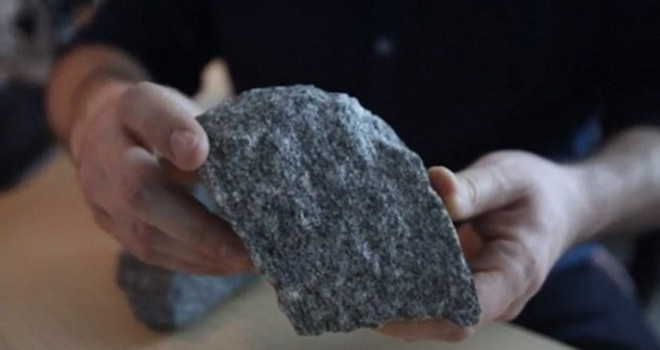 Đá tự nhiên có chứa Norm trong các hầm mỏ. (Nguồn: Ae-radioactive) norm.png