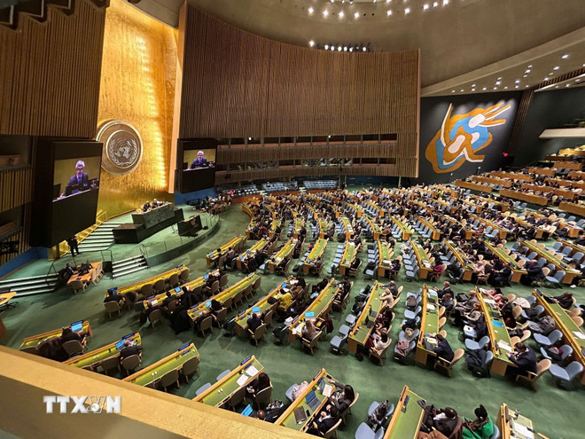 Am Nachmittag des 24. Dezember 2024 (New Yorker Zeit) verabschiedete die Generalversammlung der Vereinten Nationen einstimmig das Übereinkommen der Vereinten Nationen über Computerkriminalität. (Foto: VNA) ttxvn-cong-uoc-ha-noi-dai-hoi-dong-lhq.jpg