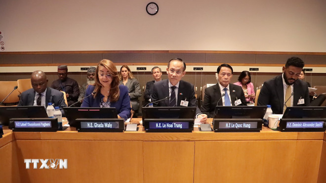 Am 22. September organisierten das vietnamesische Außenministerium und das Ministerium für öffentliche Sicherheit in Abstimmung mit dem Büro der Vereinten Nationen für Drogen- und Verbrechensbekämpfung (UNODC) die Veranstaltung „Der Weg nach Hanoi: Eröffnungszeremonie des Übereinkommens der Vereinten Nationen gegen Cyberkriminalität – Feier des Multilateralismus für eine sichere digitale Zukunft.“ (Foto: Thanh Tuan/VNA) ttxvn-cong-uoc-ha-noi-3.jpg