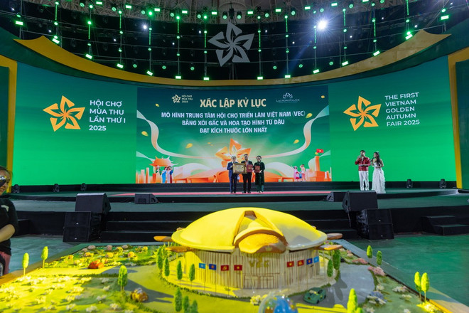 ベトナム展示センターの模型は、もち米410kgと豆100kgで作られ、ベトナム記録を樹立しました。(写真:PV/Vietnam+) mo-hinh-vec-1.jpg