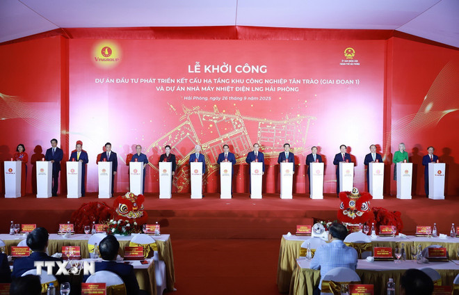 នាយករដ្ឋមន្ត្រី Pham Minh Chinh និងគណៈប្រតិភូបានបើកការដ្ឋានសាងសង់គម្រោងវិនិយោគអភិវឌ្ឍន៍ហេដ្ឋារចនាសម្ព័ន្ធសួនឧស្សាហកម្ម Tan Trao (ដំណាក់កាលទី 1) និងគម្រោងរោងចក្រថាមពលកំដៅ Hai Phong LNG។ (រូបថត៖ Duong Giang/VNA) ttxvn-thu-tuong-khu-cong-nghiep-tan-trao-hai-phong-7.jpg