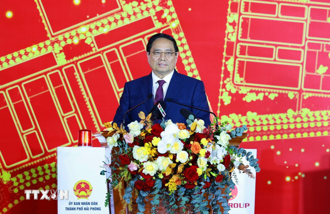 នាយករដ្ឋមន្ត្រី Pham Minh Chinh ថ្លែងក្នុងពិធីបើកការដ្ឋានសាងសង់គម្រោងវិនិយោគអភិវឌ្ឍន៍ហេដ្ឋារចនាសម្ព័ន្ធសួនឧស្សាហកម្ម Tan Trao (ដំណាក់កាលទី១) និងគម្រោងរោងចក្រថាមពលកំដៅ Hai Phong LNG។ (រូបថត៖ Duong Giang/VNA) ttxvn-thu-tuong-khu-cong-nghiep-tan-trao-hai-phong-2.jpg