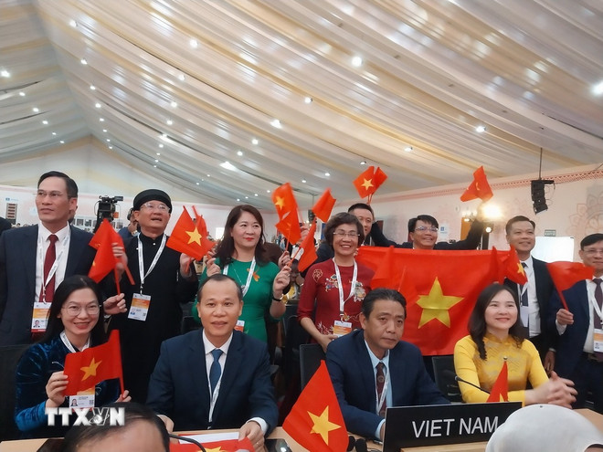 ຄະນະຜູ້ແທນຫວຽດນາມໄດ້ເຂົ້າຮ່ວມກອງປະຊຸມຄັ້ງທີ 20 ຂອງຄະນະກຳມະການລະຫວ່າງລັດຖະບານສຳລັບສົນທິສັນຍາວ່າດ້ວຍການປົກປັກຮັກສາມໍລະດົກວັດທະນະທຳບໍ່ມີຮູບຮ່າງຂອງ UNESCO ປີ 2003. (ພາບ: TTXVN) ttxvn-tranh-dong-ho-2.jpg