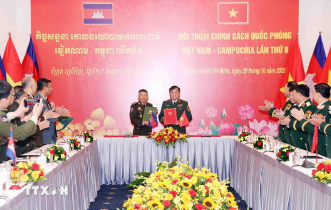 Generalleutnant Hoang Xuan Chien (rechts) und General Chay Saingyun (links) unterzeichneten eine Absichtserklärung zwischen den Verteidigungsministerien beider Länder über die Zusammenarbeit im Bereich des Militär- und Verteidigungsrechts sowie das Protokoll des Dialogs. (Foto: Xuan Khu/VNA) ttxvn-doi-thoai-chinh-sach-quoc-phong-viet-nam-campuchia-2.jpg