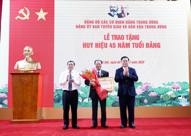 Ủy viên Bộ Chính trị, Bí thư Trung ương Đảng, Trưởng Ban Tuyên giáo và Dân vận Trung ương Nguyễn Trọng Nghĩa trao Huy hiệu 45 năm tuổi Đảng cho ông Phùng Hữu Phú, nguyên Ủy viên Trung ương Đảng, nguyên Phó Chủ tịch Thường trực Hội đồng Lý luận Trung ương. (Ảnh: Phương Hoa/TTXVN) ban-tuyen-giao-4.jpg