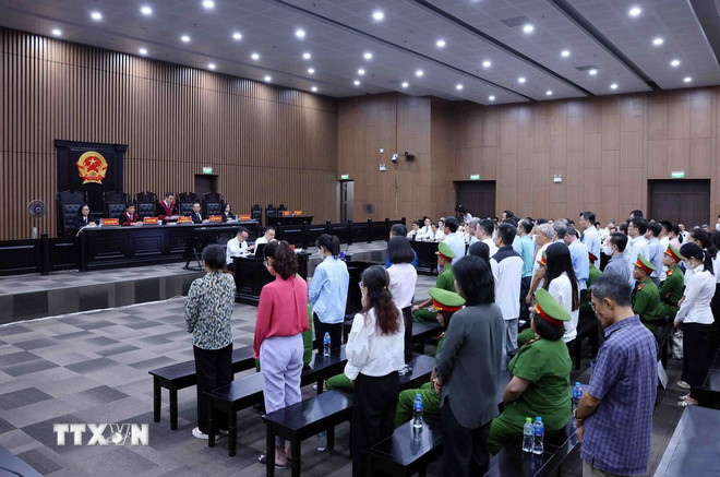 Các bị cáo tại phiên xét xử sơ thẩm vụ án xảy ra tại Tập đoàn FLC. (Ảnh: Phạm Kiên/TTXVN) ttxvn-flc.jpg