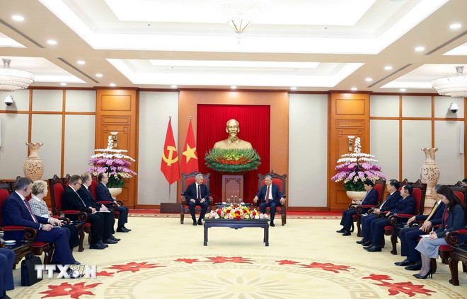 Secretaris-generaal Lam ontving de secretaris van de Veiligheidsraad van de Russische Federatie, Sergei Shoigu. (Foto: Thong Nhat/VNA) ttxvn-tong-bi-thu-to-lam-tiep-thu-ky-hoi-dong-an-ninh-lien-bang-nga-3.jpg