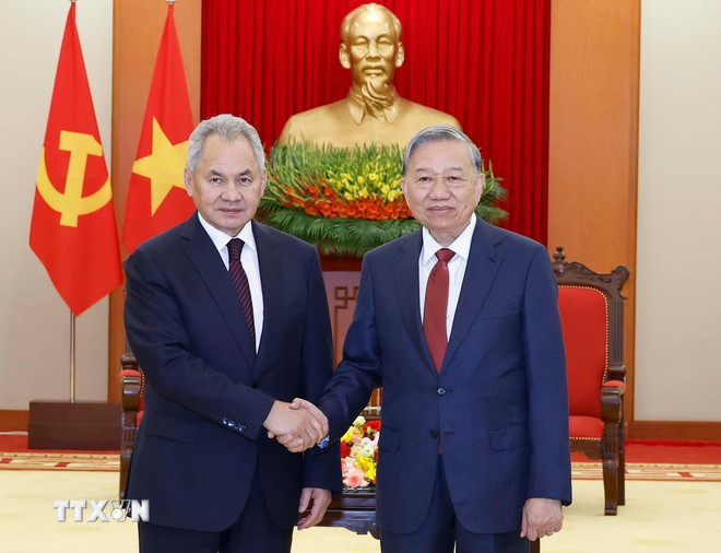 Secretaris-generaal Lam ontving de secretaris van de Veiligheidsraad van de Russische Federatie, Sergei Shoigu. (Foto: Thong Nhat/VNA) ttxvn-tong-bi-thu-to-lam-tiep-thu-ky-hoi-dong-an-ninh-lien-bang-nga-2.jpg