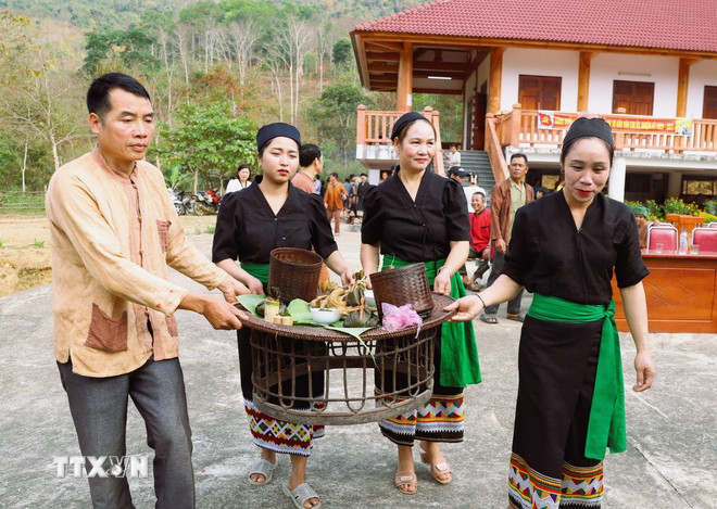 Người dân Ơ Đu di chuyển các mâm cúng (cúng Thần Sấm, cúng làm vía cho dân bản) ra địa điểm cúng được thực hiện ngoài trời ngay trung tâm bản Văng Môn, xã Nga My, Nghệ An. (Ảnh: Xuân Tiến/TTXVN) ttxvn-cung-than-sam-2.jpg