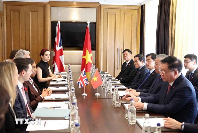 ທ່ານເລຂາທິການໃຫຍ່ To Lam ໄດ້ໃຫ້ການຕ້ອນຮັບທ່ານ Kemi Badenoch ປະທານພັກອະນຸລັກນິຍົມ ອັງກິດ. (ພາບ: ທອງລຸນ/VNA) ttxvn-tong-bi-thu-to-lam-tiep-chu-tich-dang-bao-thu-anh-2.jpg