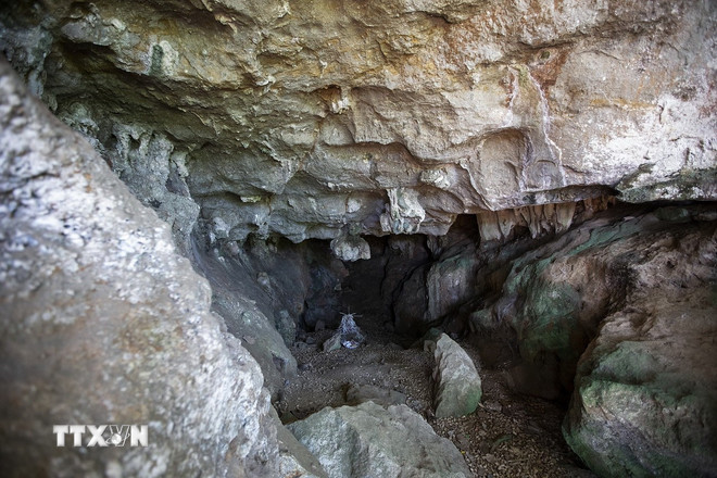 Каменные крыши деревни Вань относятся к культуре Хоабинь, возраст которой составляет от 17 000 до 8 000 лет. (Фото: Trong Dat/VNA) ttxvn-mai-da-lang-vanh.jpg