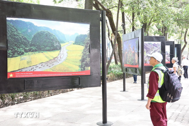 Menschen in Mexiko-Stadt betrachten Fotos in der Ausstellung. (Foto: Phi Hung/VNA) ttxvn-trien-lam-anh-tai-mexico-2.jpg