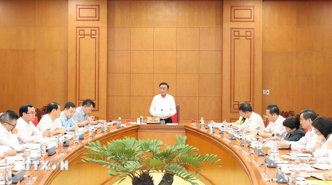 De heer Tran Cam Tu hield een instructieve toespraak. (Foto: Phuong Hoa/VNA) ttxvn-thuong-truc-ban-bi-thu-giao-ban-ban-dang-4.jpg