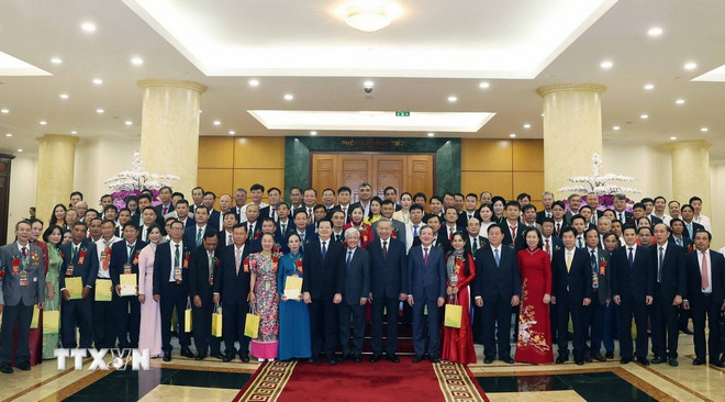 الأمين العام تو لام والمندوبون. (صورة: ثونغ نهات/وكالة الأنباء الفيتنامية) ttxvn-tong-bi-thu-hoi-nong-dan-viet-nam-8.jpg
