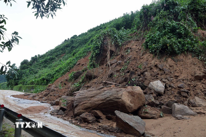 Một điểm sạt lở nghiêm trọng trên tuyến đường Hồ Chí Minh qua xã Khâm Đức, thành phố Đà Nẵng. (Ảnh: Đỗ Trưởng/TTXVN) ttxvn-sat-lo-nui-nghiem-trong-duong-ho-chi-minh-2.jpg
