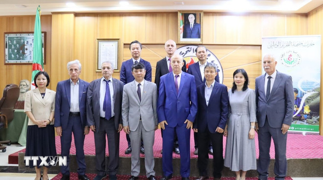 Представники Алжирської партії національного визволення зробили фото на згадку з делегацією журналу «Комуніст». (Фото: Манх Хунг/VNA) ttxvn-doan-cong-tac-cua-tap-chi-cong-san-tham-va-lam-viec-tai-algeria-3.jpg