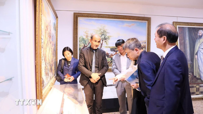 Делегація журналу «Комуніст» відвідала Музей ветеранів Алжиру. (Фото: Manh Hung/VNA) ttxvn-doan-cong-tac-cua-tap-chi-cong-san-tham-lam-viec-tai-algeria-2.jpg