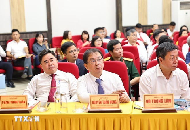 Các đại biểu tham dự buổi lễ kỷ niệm 95 năm Ngày Tạp chí Cộng sản xuất bản số đầu tiên. (Ảnh: Minh Đức/TTXVN) ttxvn-tap-chi-cong-san-2.jpg
