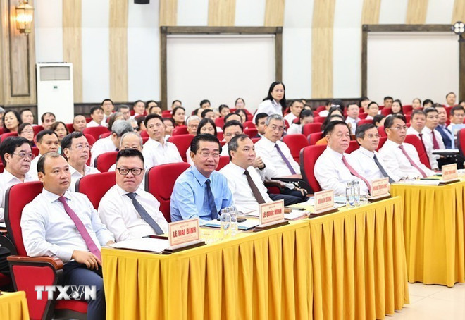 Các đại biểu tham dự buổi lễ kỷ niệm 95 năm Ngày Tạp chí Cộng sản xuất bản số đầu tiên. (Ảnh: Minh Đức/TTXVN) ttxvn-tap-chi-cong-san-3.jpg