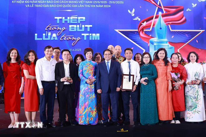 Prime Minister Pham Minh Chinh with leaders, reporters, editors and authors who won the 19th National Press Award - 2024 of the Vietnam News Agency Association. (Photo: Duong Giang/VNA) ttxvn-thu-tuong-giai-bao-chi-quoc-gia-2-7407.jpg