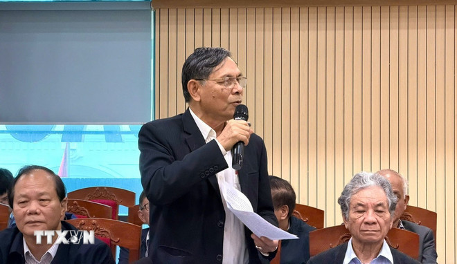 Доцент, доктор Данг Ван Тхань, бывший председатель Вьетнамской ассоциации бухгалтеров и аудиторов, заявил, что проект политического доклада, представленный на 14-м съезде Национальной партии, должен продолжать совершенствовать институты для быстрого и устойчивого развития, рассматривая институты как важнейший ресурс. (Фото: Тхань Хыонг/VNA) ttxvn-gop-y-van-kien-dai-hoi-dang-3.jpg