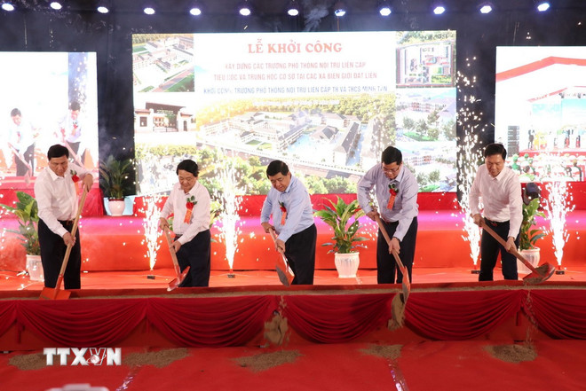 Deputy Prime Minister Nguyen Chi Dung and delegates performed the groundbreaking ceremony for the construction of an inter-level boarding school in the border commune of Minh Tan (Tuyen Quang). (Photo: Duc Tho/VNA) ttxvn-pho-thu-tuong-nguyen-chi-dung-1.jpg