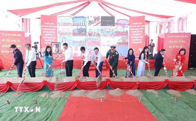 Deputy Prime Minister Tran Hong Ha and delegates performed the groundbreaking ceremony. (Photo: Anh Tuan/VNA) ttxvn-pho-thu-tuong-tran-hong-ha-3.jpg