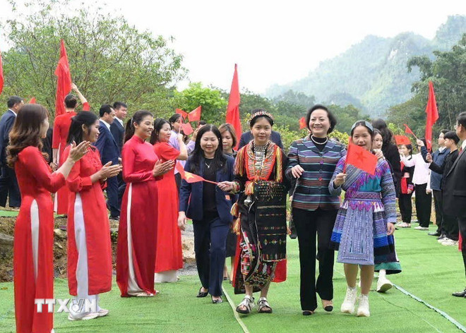 Deputy Prime Minister Pham Thi Thanh Tra with students in the mountainous area of Lao Cai. (Photo: VNA) ttxvn-pho-thu-tuong-pham-thi-thanh-tra-2.jpg