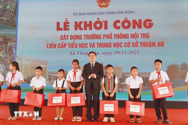 Deputy Prime Minister Ho Duc Phoc presents gifts to students in border areas who have overcome difficulties to study well. (Photo: Hung Thinh/VNA) ttxvn-pho-thu-tuong-ho-duc-phoc.jpg