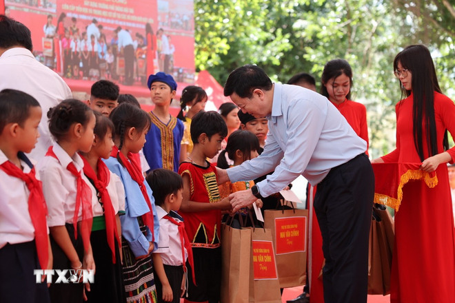 Deputy Prime Minister Mai Van Chinh presents gifts to ethnic minority students in the border commune of Ia Rve. (Photo: Ngoc Minh/VNA) ttxvn-pho-thu-tuong-mai-van-chinh.jpg