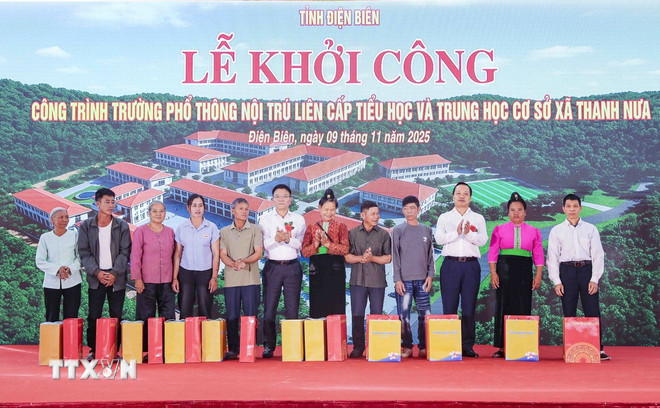 Deputy Prime Minister Le Thanh Long presents gifts to households in difficult circumstances in Thanh Nua commune. (Photo: Xuan Tu/VNA) ttxvn-pho-thu-tuong-le-thanh-long.jpg
