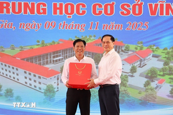 Deputy Prime Minister Bui Thanh Son presents gifts to Luong An Tra Secondary School. (Photo: Le Huy Hai/VNA) ttxvn-pho-thu-tuong-bui-thanh-son.jpg