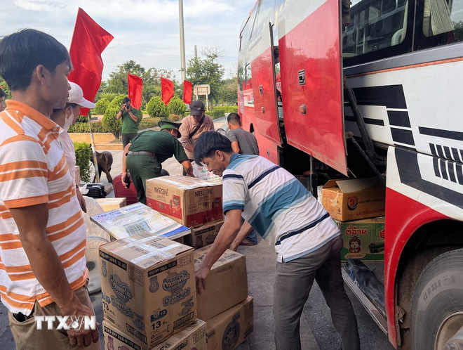 ກອງບັນຊາການດ່ານຊາຍແດນສາກົນ ລາວບາວ ກວດກາພາຫະນະ, ສິນຄ້າ ແລະ ກະເປົ໋າເຂົ້າ-ອອກປະເທດ. (ພາບ: ຫງວຽນລິງ/VNA) ttxvn-chong-buon-lau-2.jpg