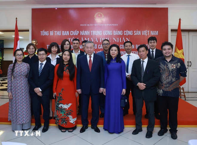 Tổng Bí thư Tô Lâm và Phu nhân cùng các đại biểu. (Ảnh: Thống Nhất/TTXVN) ttxvn-tong-bi-thu-tham-cong-dong-nguoi-viet-4.jpg