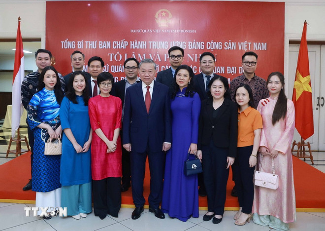 Tổng Bí thư Tô Lâm và Phu nhân cùng các đại biểu. (Ảnh: Thống Nhất/TTXVN) ttxvn-tong-bi-thu-tham-cong-dong-nguoi-viet-3.jpg
