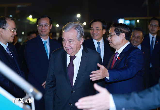 Premierminister Pham Minh Chinh lud UN-Generalsekretär António Guterres ein, an Bord des Flugzeugs von Hanoi nach Kuala Lumpur, Malaysia, zu gehen, um am 47. ASEAN-Gipfel und verwandten Gipfeltreffen teilzunehmen. (Foto: Duong Giang/VNA) ttxvn-thu-tuong-va-tong-thu-ky-lien-hop-quoc-cung-len-duong-tham-du-hoi-nghi-cap-cao-asean-lan-thu-47-4.jpg