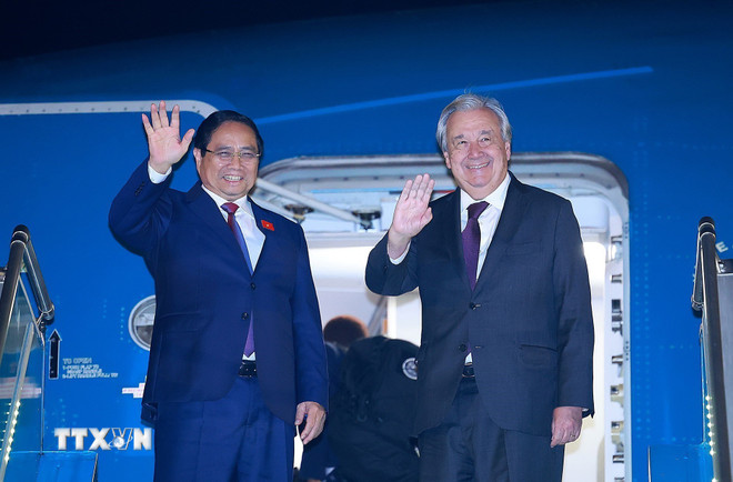 Premierminister Pham Minh Chinh und UN-Generalsekretär António Guterres verließen Hanoi in Richtung Kuala Lumpur, Malaysia, um am 47. ASEAN-Gipfel und verwandten Gipfeltreffen teilzunehmen. (Foto: Duong Giang/VNA) ttxvn-thu-tuong-va-tong-thu-ky-lien-hop-quoc-cung-len-duong-tham-du-hoi-nghi-cap-cao-asean-lan-thu-47-1.jpg