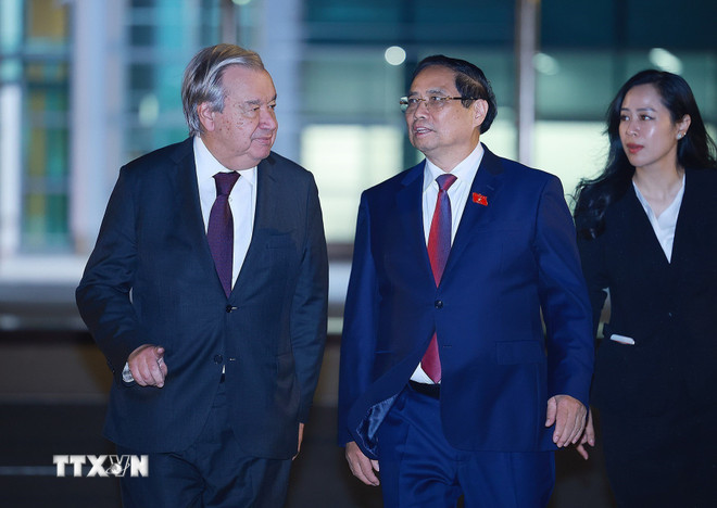 Premierminister Pham Minh Chinh und UN-Generalsekretär António Guterres verließen Hanoi in Richtung Kuala Lumpur, Malaysia, um am 47. ASEAN-Gipfel und verwandten Gipfeltreffen teilzunehmen. (Foto: Duong Giang/VNA) ttxvn-thu-tuong-va-tong-thu-ky-lien-hop-quoc-cung-len-duong-tham-du-hoi-nghi-cap-cao-asean-lan-thu-47-2.jpg